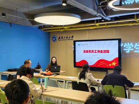 人们在看台上的人在房间里 AI 生成的内容可能不正确。